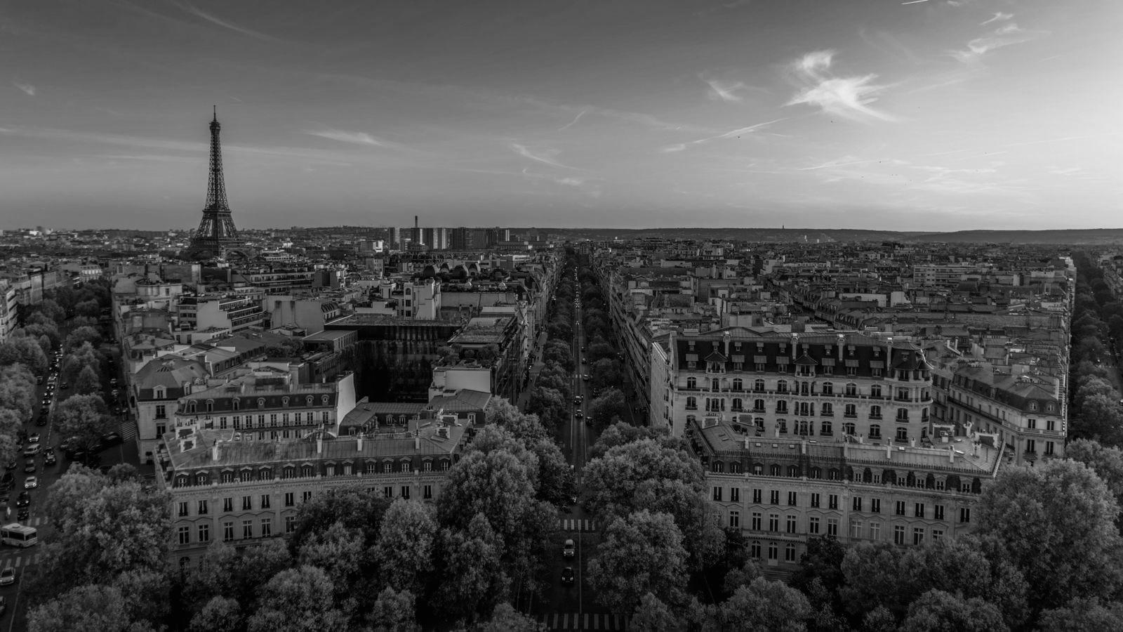 Aerial view of Paris and the Eiffel Tower at sunset – luxury private transfer from Le Bourget Airport to Paris city center.
